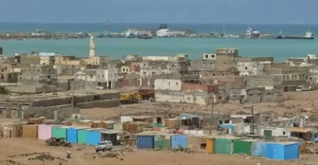 سقوط طفل من سطح منزله خلال بحثه عن الهواء البارد في تعز